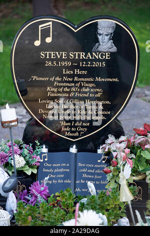 La tombe de la fin 1950-51 singer Steve étrange au Jubilee Gardens Cemetery à Porthcawl, UK. Banque D'Images