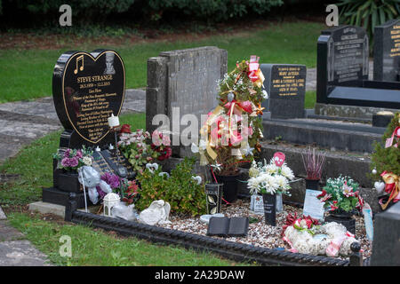 La tombe de la fin 1950-51 singer Steve étrange au Jubilee Gardens Cemetery à Porthcawl, UK. Banque D'Images