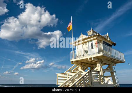 Les sauveteurs tower le long de Flagler Avenue Boardwalk à New Smyrna Beach, en Floride. Banque D'Images