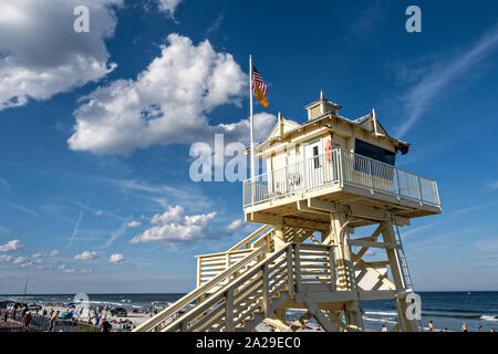 Les sauveteurs tower le long de Flagler Avenue Boardwalk à New Smyrna Beach, en Floride. Banque D'Images