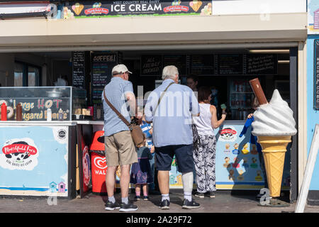 Les gens faisant la queue pour acheter une glace à bord d'un kiosque alimentaire Banque D'Images