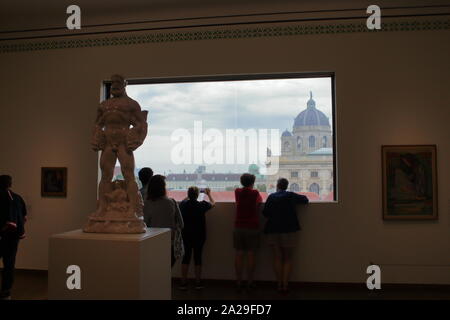 C'est amusant de voir que parfois vaut mieux regarder par dessus la fenêtre du musée. Peut-être l'horizon de la ville n'est plus incroyable que l'intérieur de l'art. Banque D'Images