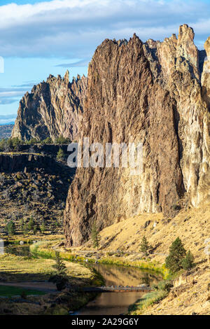 De l'Oregon, Smith Rock State Park, destination de renommée internationale pour l'escalade, la rivière Crooked Banque D'Images