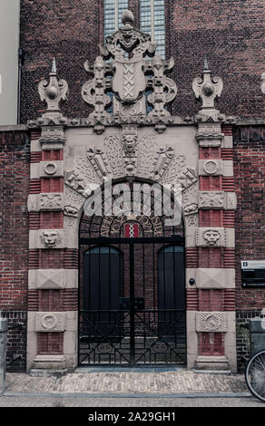 Ancienne porte de la ville de brique et de fer Banque D'Images