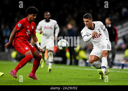 Serge Gnabry de Bayern Munich (L) et Erik Lamela à Tottenham Hotspur (R) sont vus en action lors de la Ligue des Champions (Groupe B) match entre Tottenham Hotspur et Bayern Munich.(score final ; Tottenham Hotspur 2:7 Bayern Munich) Banque D'Images