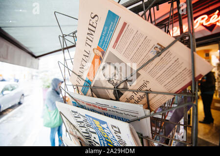 Paris, France - Sep 27, 2019 : Jacques Chirac sur le couvercle du journal Financial Times après la mort de l'ancien président français à l'âge de 86 ans Banque D'Images