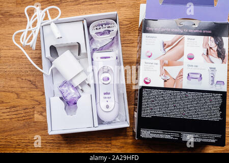 Paris, France - Sep 23, 2019 : Tous les accessoires de nouveau Braun Silk femmes my lady shaver epilateur 3 en 1, système d'exfoliation pour une peau éclatante et lisse Banque D'Images