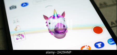 Paris, France - Sep 12, 2019 : Dernier iPhone Pro Animoji 11 et présentant plusieurs caractères de la face d'unicorn regardant la caméra Banque D'Images