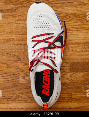 Paris, France - Nov 8, 2019 : Nouveau professionnel Flyknit Nike Zoom Fly chaussure de sport course sur plancher en bois Banque D'Images