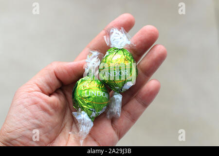 Close up de Lindor Lindt Chocolat saveur thé Matcha Banque D'Images