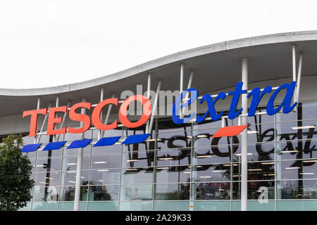 L'avant du magasin ou de l'extérieur d'un supermarché Tesco Tesco extra montrant le logo supplémentaire ou connexion Banque D'Images