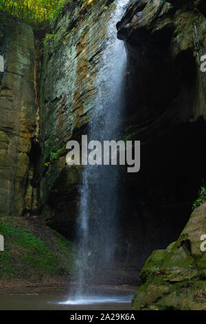 Cascade de Tonti Canyon après une pluie de septembre. Starved Rock State Park, Illinois, États-Unis Banque D'Images