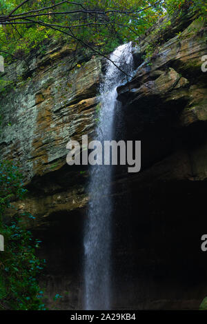 Cascade de Tonti Canyon après une pluie de septembre. Starved Rock State Park, Illinois, États-Unis Banque D'Images