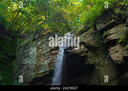 Cascade de Tonti Canyon après une pluie de septembre. Starved Rock State Park, Illinois, États-Unis Banque D'Images