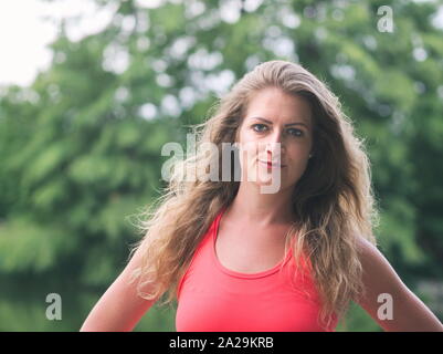 Portrait d'une femme dans la trentaine sportive dans le parc Banque D'Images