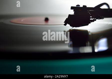 Photo gros plan de l'aiguille sur la platine d'un Groove Verrouillé Spinning Vinyl Record Banque D'Images