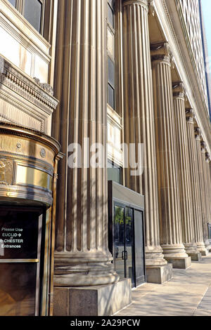 Les colonnes corinthiennes et calcaire de façade de l'ancien bâtiment de Huntington sur le 9e au centre-ville de Cleveland, Ohio, USA. Banque D'Images