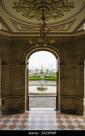 MEXICO CITY, MEXIQUE - 9 SEP 2017- Vue sur le monument Musée National d'Histoire (Museo Nacional de Historia, MNH) situé à l'intérieur de château de Chapultepec j Banque D'Images