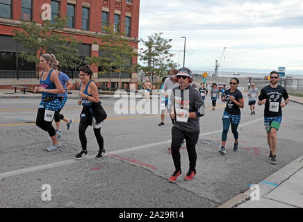 Les participants à la Cleveland 2019 Undy RunWalk font leur chemin le long de West 9th Street dans le quartier d'entrepôts de Cleveland, Ohio, USA. Banque D'Images