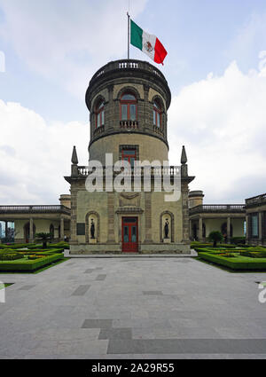 MEXICO CITY, MEXIQUE - 9 SEP 2017- Vue sur le monument Musée National d'Histoire (Museo Nacional de Historia, MNH) situé à l'intérieur de château de Chapultepec j Banque D'Images