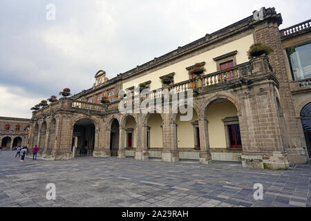 MEXICO CITY, MEXIQUE - 9 SEP 2017- Vue sur le monument Musée National d'Histoire (Museo Nacional de Historia, MNH) situé à l'intérieur de château de Chapultepec j Banque D'Images