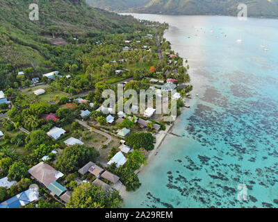 MOOREA, Polynésie française - 30 NOV 2018- vue aérienne du lagon de Moorea et l'île de Moorea en Polynésie française. Banque D'Images