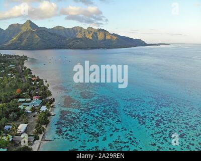 MOOREA, Polynésie française - 30 NOV 2018- vue aérienne du lagon de Moorea et l'île de Moorea en Polynésie française. Banque D'Images