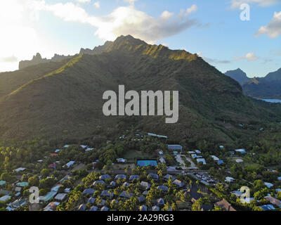 MOOREA, Polynésie française - 30 NOV 2018- vue aérienne du lagon de Moorea et l'île de Moorea en Polynésie française. Banque D'Images