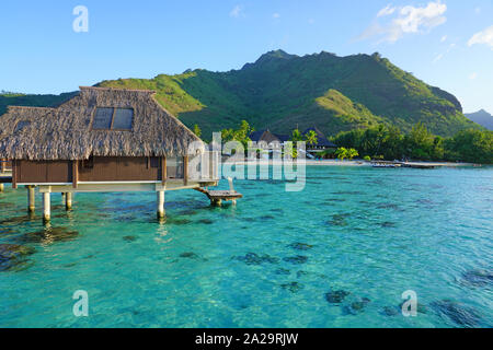 MOOREA, Polynésie française - 30 NOV 2018- Coucher Soleil soir vue de l'hôtel Hilton Moorea Lagoon Resort & Spa, un hôtel de luxe avec villas bungalow sur pilotis sur Banque D'Images