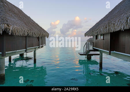 MOOREA, Polynésie française - 30 NOV 2018- Coucher Soleil soir vue de l'hôtel Hilton Moorea Lagoon Resort & Spa, un hôtel de luxe avec villas bungalow sur pilotis sur Banque D'Images