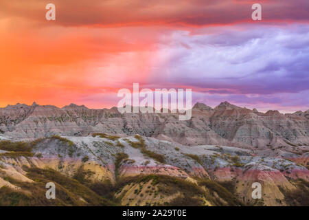 Coucher de soleil sur badlands dans la zone jaune mounds de Badlands National Park, près de mur, le Dakota du Sud Banque D'Images