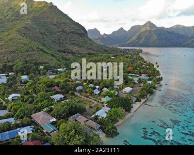 MOOREA, Polynésie française - 30 NOV 2018- vue aérienne du lagon de Moorea et l'île de Moorea en Polynésie française. Banque D'Images