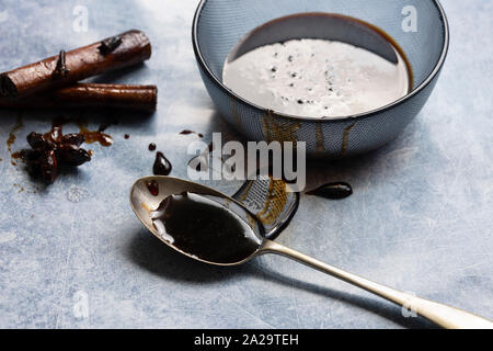 Chai épicé de sirop dans un bol et sur la cuillère. Banque D'Images