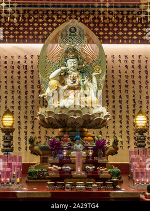 Singapour - Mars 22, 2019 : Buddha Tooth Relic Temple dans le quartier chinois. Libre du sacré et multi-forces Bouddha assis sur lotus et chakra montrant Banque D'Images