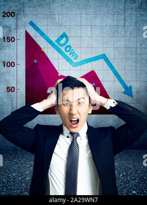 Angry businessman watching graphique de descendre Banque D'Images