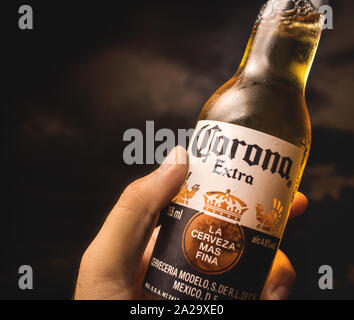 Photo d'une bouteille de bière mexicaine CORONA étant détenu par un homme. Banque D'Images