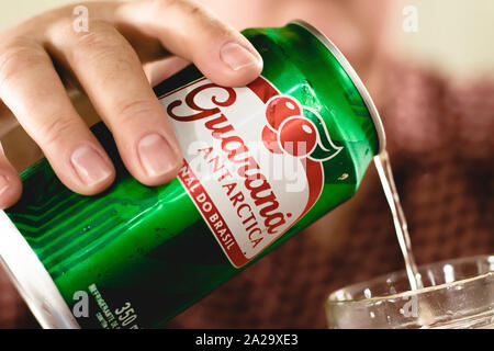 Photo d'une femme tenant une marque de soda Antarctique Guarana. editorial la photographie. Banque D'Images