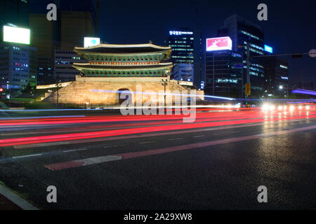 Porte Sungnyemun Gate Light Trail Banque D'Images