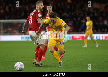 MIDDLESBROUGH, Angleterre. Le 1er octobre Adam Clayton de Middlesbrough en action avec Sean Maguire lors de la Sky Bet Championship match entre Middlesbrough et Preston North End au stade Riverside, Middlesbrough, le mardi 1er octobre 2019. (Crédit : Mark Fletcher | MI News ) photographie peut uniquement être utilisé pour les journaux et/ou magazines fins éditoriales, licence requise pour l'usage commercial Crédit : MI News & Sport /Alamy Live News Banque D'Images