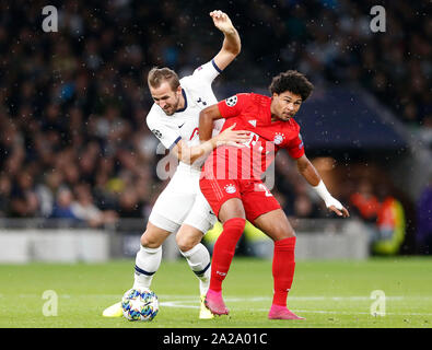 Londres, Royaume-Uni. 1 octobre, 2019. Le Bayern Munich Serge Gnabry (R) rivalise avec Tottenham Hotspurs' Harry Kane au cours de l'UEFA Champions League Groupe B match entre Tottenham Hotspur et le Bayern de Munich au Tottenham Hotspur Stadium à Londres, Angleterre le 1 octobre, 2019. Le Bayern Munich a gagné 7-2. Credit : Matthew Impey/Xinhua/Alamy Live News Banque D'Images