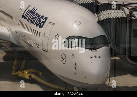 Lufthansa jet airplane parqué dans l'aéroport Banque D'Images