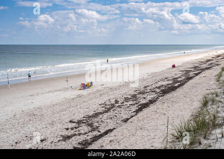 Presque vide plage de Juan Ponce de Leon Park à Melbourne Beach, en Floride. Ponce de Leon a atterri près de ce site en 1513 et a réclamé la Floride pour l'Empire espagnol. Banque D'Images