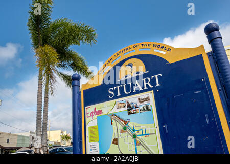 Signe de la ville dans le centre-ville historique de Stuart, en Floride. Le petit hameau a été fondée en 1870 et a été voté la ville balnéaire la plus heureuse en Amérique par Coastal Living. Banque D'Images