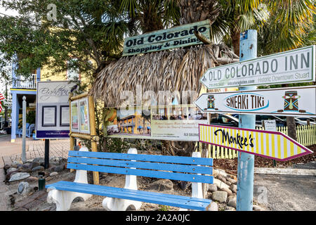 Banc de parc et des signes dans le centre-ville historique de Stuart, en Floride. Le petit hameau a été fondée en 1870 et a été voté la ville balnéaire la plus heureuse en Amérique par Coastal Living. Banque D'Images