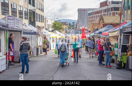 HOBART, AUSTRALIE - février 17, 2019 : les consommateurs à la Ferme Marché à Hobart, en Tasmanie, en Australie. Banque D'Images