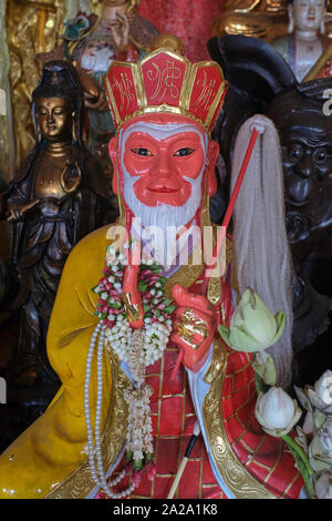 Une statue de la Chinese Monkey King ou Sun Wukong entouré par d'autres figures mythologiques, à un culte dans Pud Jor Temple, la ville de Phuket, Thaïlande Banque D'Images