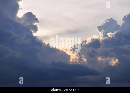 Lever de soleil et coucher de soleil, fond jaune, noir et orange, nuages dans le ciel. Banque D'Images