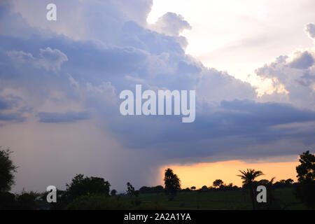 Lever de soleil et coucher de soleil, fond jaune, noir et orange, nuages dans le ciel. Banque D'Images