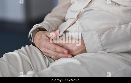 Brême, Allemagne. 22 Sep, 2019. Le participant d'urgence formation hypnose est hypnotisé dans le cours. (Dpa 'les premiers soins avec l'hypnose - moins de douleur et l'angoisse des victimes') Credit : Carmen Jaspersen/dpa/Alamy Live News Banque D'Images