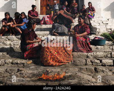 Chichicastenango, Guatemala - 12 janvier 2013 : les femmes ethniques du Guatemala sont la vente de choses secrètes dans les escaliers de l'église dans la ville Chichicastena Banque D'Images